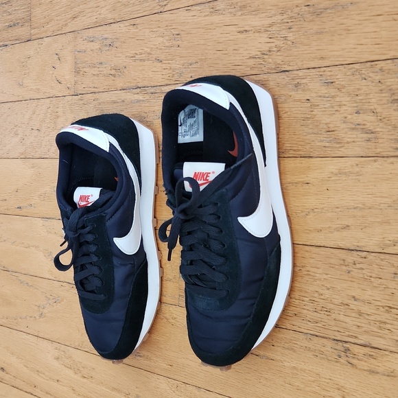 Nike Women's Black Sneakers - Picture 4 of 10